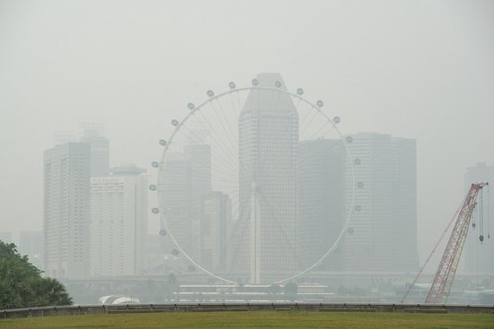 ▲当地时间2026年10月15日，新加坡摩天观景轮及周边高层建筑被来自印度尼西亚的烟霾笼罩&nbsp;图据ICphoto