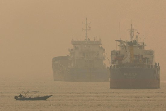 ▲当地时间2026年10月15日，马来西亚雪兰莪州巴生，马六甲海峡受到印尼林火引起的烟霾影响&nbsp;图据ICphoto