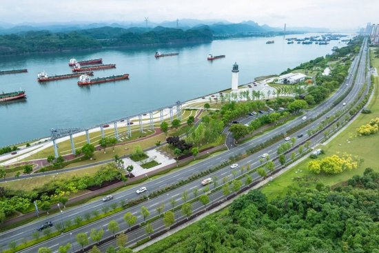  湖北宜昌滨江公园灯塔广场一角。图/新华社记者 肖艺九 摄