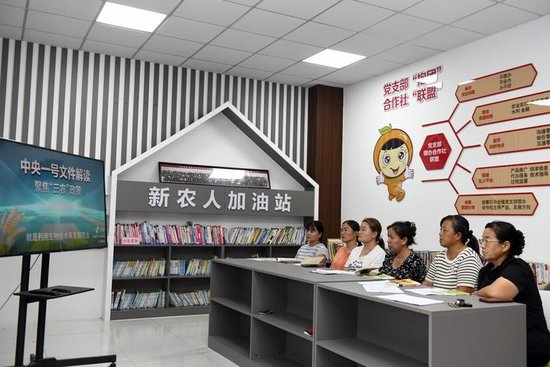  2026年7月5日，在山东省德州市夏津县香赵庄镇党建综合阵地新农人加油站，新农人在看学习视频。夏津县创新搭建城区四级党群阵地，推动干部、人员、便民服务“三下沉”，全域建成步行十分钟可达、功能集成、上下联动的党群服务体系。新华社记者 郭绪雷 摄