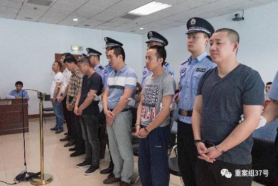 　　▲5月9日，通州法院首例考试作弊案开庭，参与组织会计专业资格考试作弊的七人受审。新京报实习生陈婉婷摄