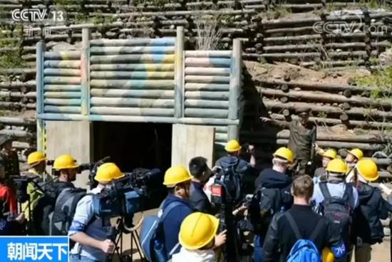 　　▲来自中国、俄罗斯、美国、英国、韩国的10家海外媒体记者组成的国际记者团，在现场对爆破拆除活动进行了采访。