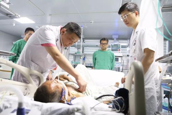 ▷车祸伤者正在接受抢救