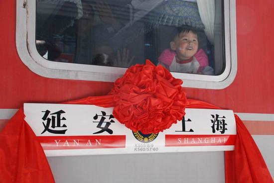 2007年4月18日，延安至上海K559/560次列车首发式在新落成的延安火车站举行，一位小女孩在延安开往上海的首趟列车上向窗外的亲戚打招呼。