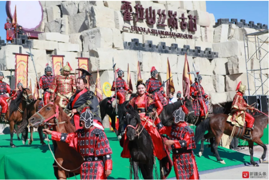 焉耆县霍拉山丝路古村举行文化活动。图/焉耆县旅游局