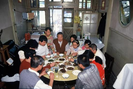 △ 1999年，北京，一家人挤在客厅的小圆桌上一起吃饭。