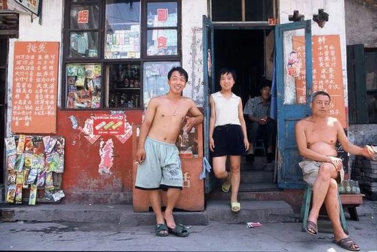 △ 1985年，苏州，小卖铺前的“膀爷”。
