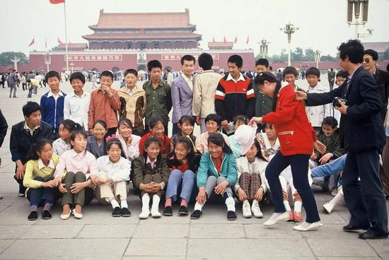 △&nbsp;1994年，北京，天安门广场上，到此一游的中学师生们兴奋不已。