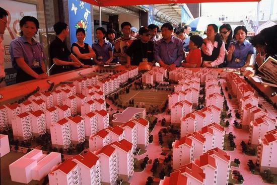 　　△ 1999~2001年，上海，市民参观地产商的销售房模型，房市热起来了，对社会经济和日常生活，甚至观念上都产生巨大的影响。