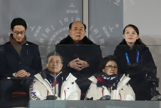 平昌冬奥会上，文在寅夫妇与朝鲜高官一起看比赛。（韩联社）