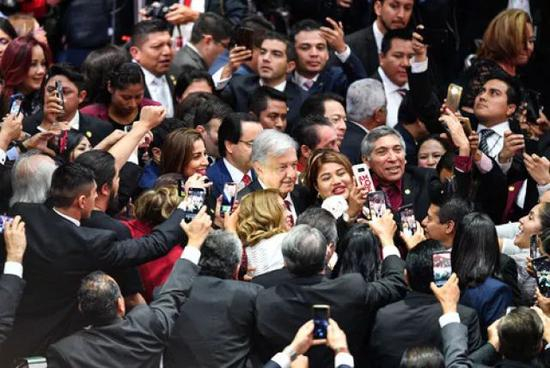 　　12月1日，在墨西哥首都墨西哥城，安德烈斯·曼努埃尔·洛佩斯·奥夫拉多尔（中）正式就任墨西哥总统。新华社记者 辛悦卫 摄