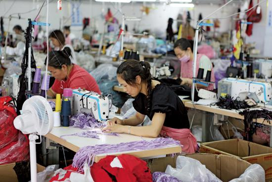 　　现在，遍布灌云县乡村的作坊、工厂、仓库内，情趣内衣已经成为当地数万人赖以谋生的产业。 东方IC图