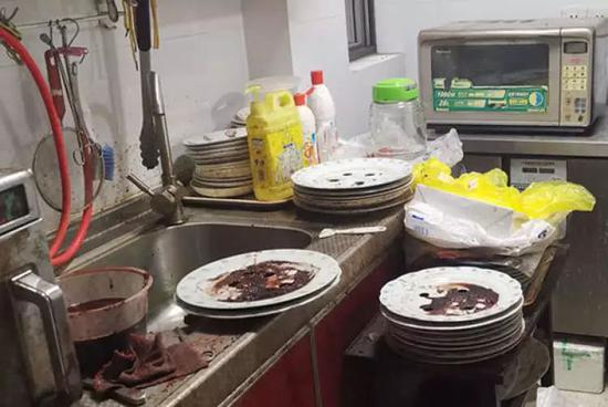 （厨房内到处都是污渍和血渍）