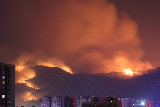 3月31日拍摄的四川省西昌森林火灾现场。　新华社发（刘明科 摄）