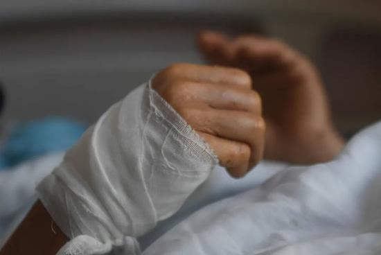  △6月14日，一名受伤患者在医院接受治疗。中新社记者 王刚 摄