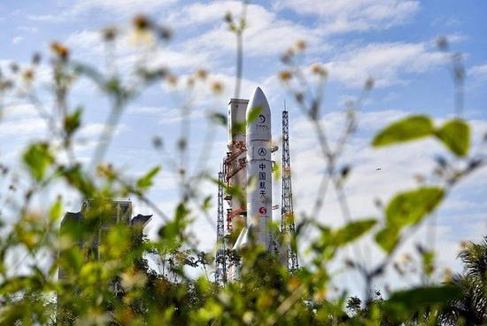 图说：长征五号遥五运载火箭垂直转运至发射区 新华社