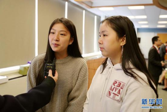 在美国伊利诺伊州北奈尔斯市，执笔给习近平主席写信的北奈尔斯高中一年级学生肯德拉·李（右）和参与写信的高中三年级学生塞雷娜·迈耶斯接受新华社记者采访（2019年4月3日摄）。新华社记者 汪平 摄