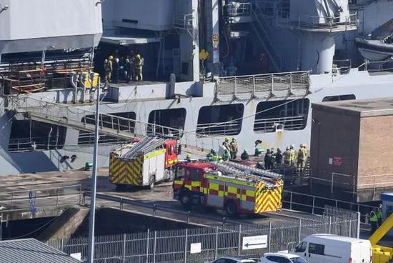  消防车开上了“维多利亚堡”号综合补给船