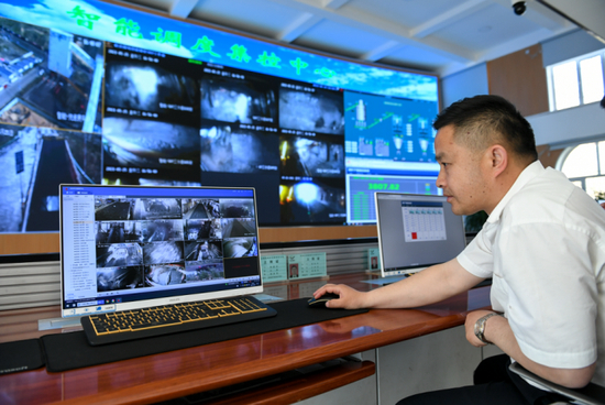 　　5月25日，内蒙古鄂尔多斯市准格尔旗麻地梁煤矿调度员汤祥利通过智能调度系统查看井下作业情况&nbsp;贝赫摄