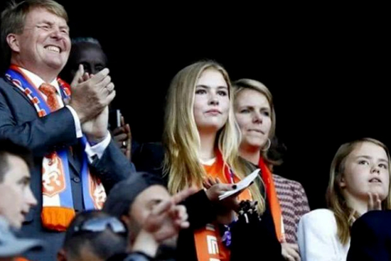 ·阿玛莉亚（中）和父亲一同出席活动。