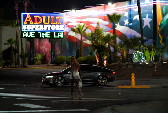 ·&nbsp;一个雏妓走在美国街头。（资料图）