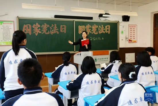 河北衡水市人民检察院检察官助理刘学敏在衡水中学为学生们讲解宪法知识（2020年12月4日摄）。新华社记者 王民 摄