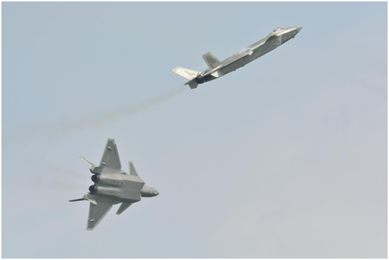 图9 歼20解散双机编队表演