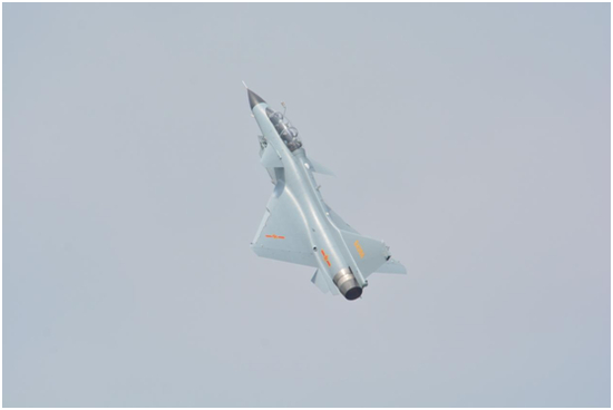 图12 歼-10S展示大仰角爬升