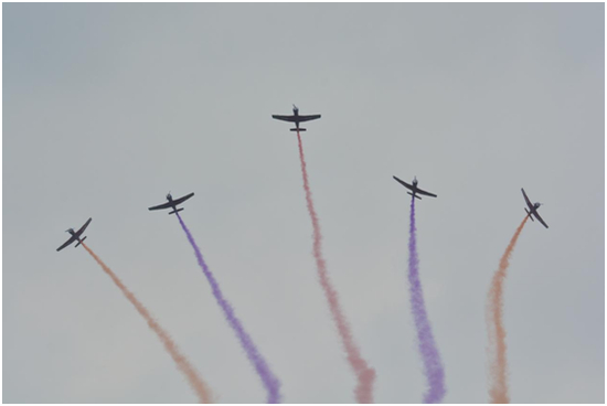  图4 天之翼表演队表演五机开花