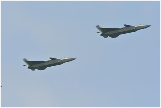  图8 歼-20双机编队表演