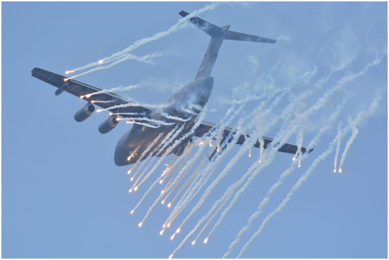 图10 运油-20放干扰弹