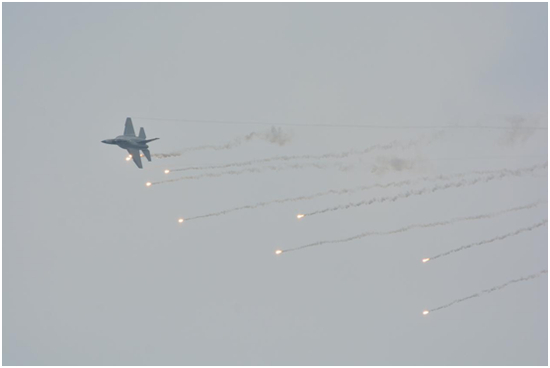 图5 教-10放干扰弹