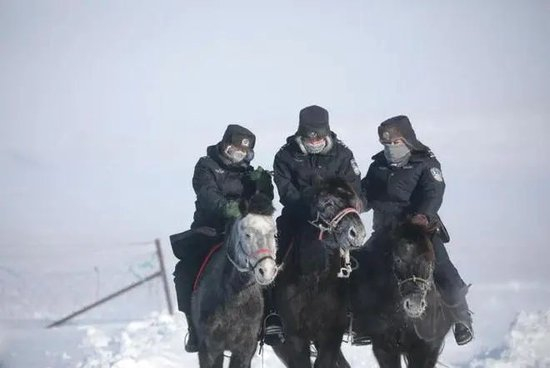  ·吉雅（右）和队友们骑马巡边。