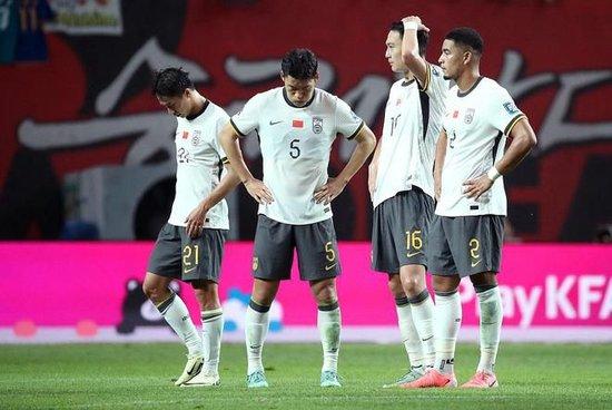 国足输给韩国队后球员面露沮丧