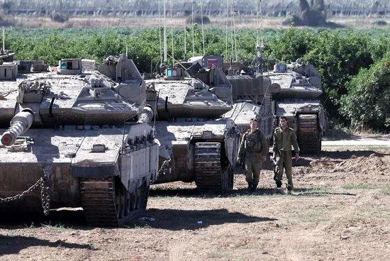 5月8日，以军装甲车在以色列南部凯雷姆沙洛姆口岸附近部署。新华社发（伊兰·阿萨亚格摄/基尼图片社）