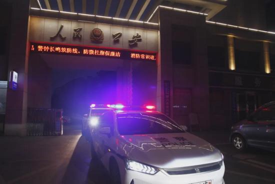 2024年6月22日晚，荆门市公安局高新区·掇刀区分局的警察在执行公务。一年前，该局对一犯罪嫌疑人执行指居期间，嫌疑人死亡。（图片来源：掇刀融媒）