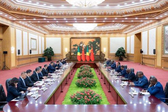 9月6日上午,国家主席习近平在北京人民大会堂同来华出席中非合作论坛北京峰会并进行国事访问的刚果(布)总统萨苏举行会谈。