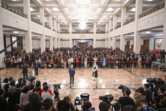  3月11日，第十四届全国人民代表大会第三次会议第三场“代表通道”集中采访活动在北京人民大会堂举行。新华社记者 胥冰洁 摄