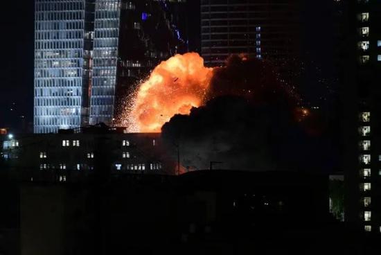 △13日，在以色列特拉维夫，一栋大楼被导弹击中。