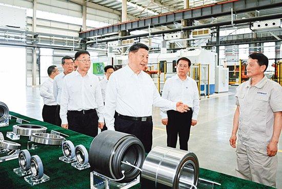 2025年5月19日至20日,中共中央总书记、国家主席、中央军委主席习近平在河南考察。这是19日下午,习近平在洛阳轴承集团股份有限公司智能工厂考察。新华社记者谢环驰/摄