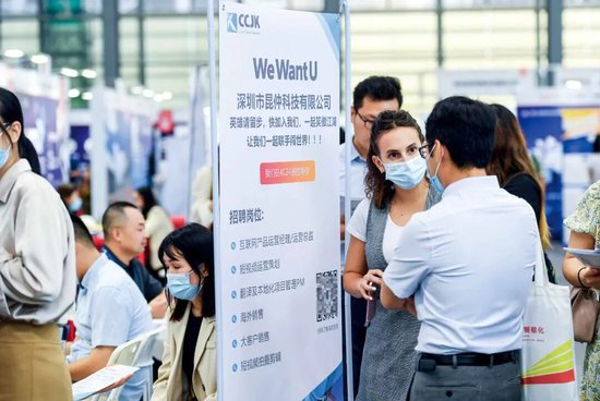 2021年4月24日，在中国国际人才交流大会设立的海归人才招聘会上，求职人员与企业招聘人员交流。图/新华