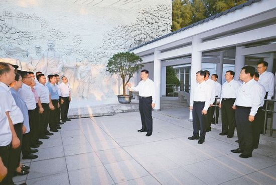 2024年10月15日至16日，中共中央总书记、国家主席、中央军委主席习近平在福建考察。这是15日下午，习近平在漳州市东山县谷文昌纪念馆考察时，同谷文昌干部学院教师、学员代表亲切交流。 新华社记者 鞠鹏/摄