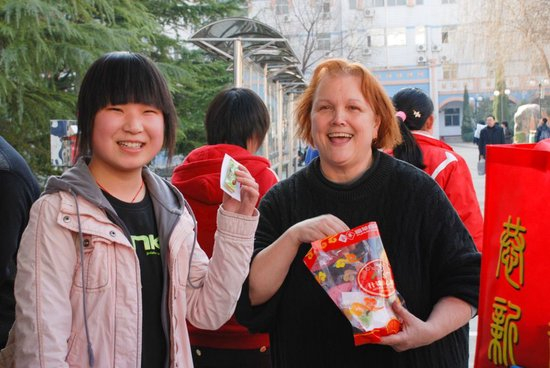 2009年2月10日，池欧在新学期开学首日守候在洛阳市第二外国语学校门口，为返校学生送上糖果和新学期祝福。