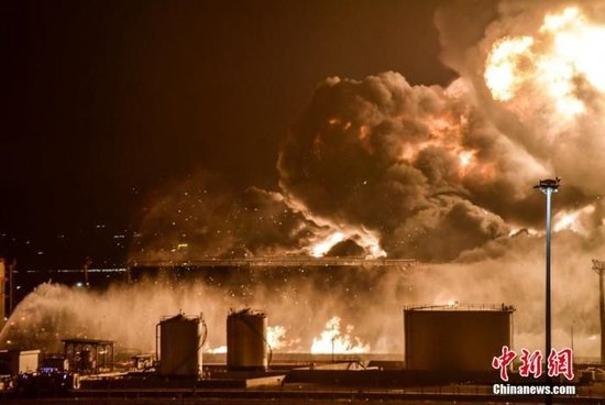 当地时间2022年3月25日，沙特阿拉伯吉达一处石油设施遭也门胡塞武装袭击。图为现场燃起大火。