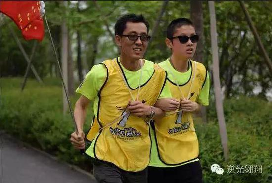 爸爸带王蕴跑步