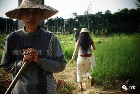 　△&nbsp;遇到美丽的野花，瓶子也会把这些花儿采一些回去装点民宿和家。