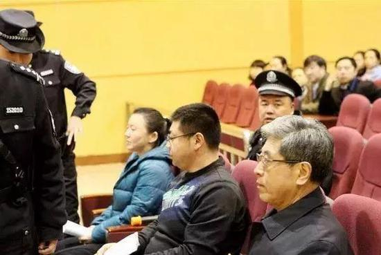 杨成林与其儿子、情妇同堂受审