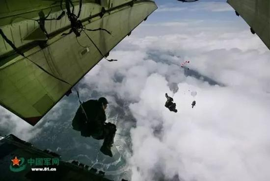 15名空降兵正在4999米高空进行伞降。刘应华 摄