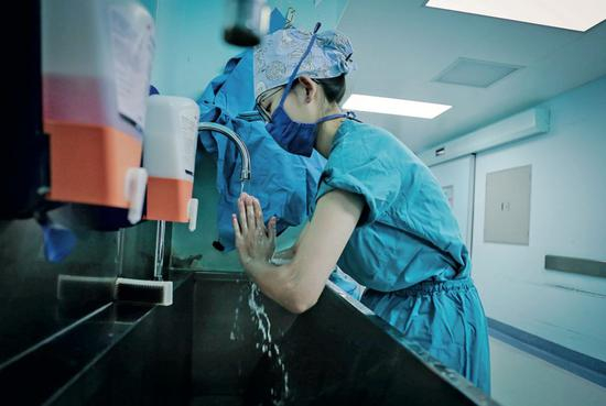 　医护人员严格执行消毒措施，是医院感染防控的重点之一。图/IC