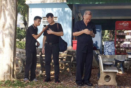  张英（受害人化名）父亲（中）及其代理律师（右）。